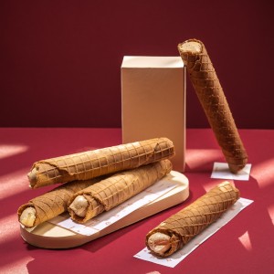 Вафельні трубочки з кремом із згущеним молоком