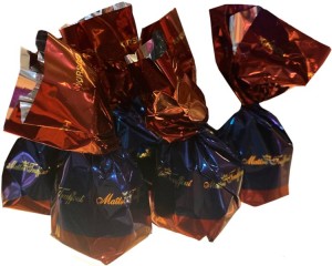 Цукерки Maitre Truffout Праліне в чорному шоколаді з вишнею та лікером