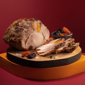 Свиняча лопатка запечена з чорносливом та курагою