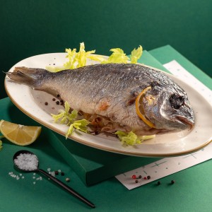 Дорадо запеченная с луком-пореем