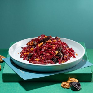 Салат з печеного буряка з чорносливом