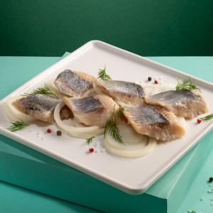 Сельдь слабосоленая с луком