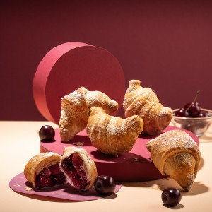 Рогалики з вишнями