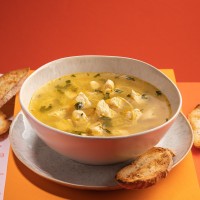 Бульйон з курячими грудками і макаронами