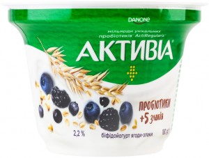 Біфідойогурт Активіа Ягоди-злаки 2.2% 180г